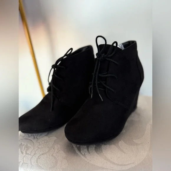 NEW Merona Black Lace-Up Ankle Vegan Suede Wedge Boots - Picture 3 of 6